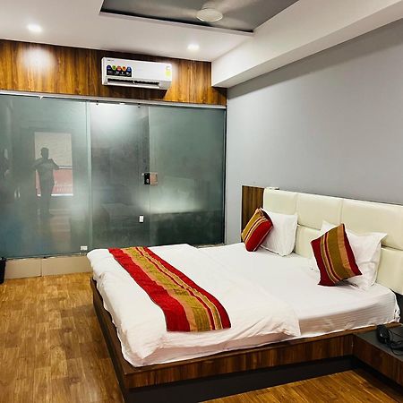 The Valentine Hotel Surate Exterior foto